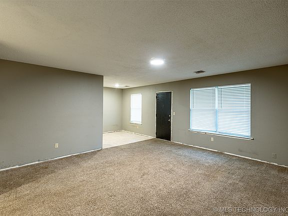 3rd image of 221 N Christy