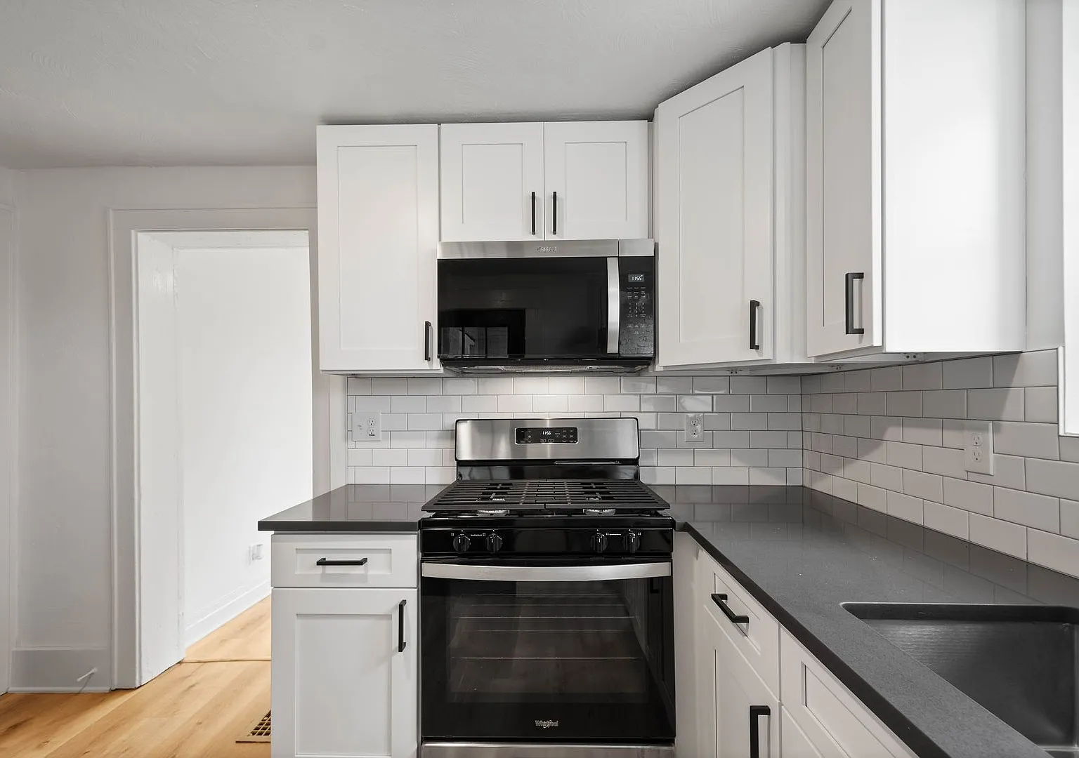 Available Oct 1st! Beautifully Renovated 1-Bedroom Apartment In The Heart Of Dormont! — Photo 3