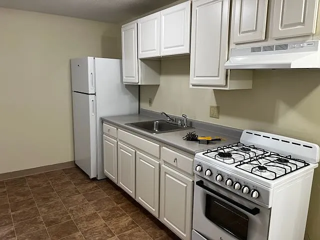4 Adams Circle Apartments — Photo 5