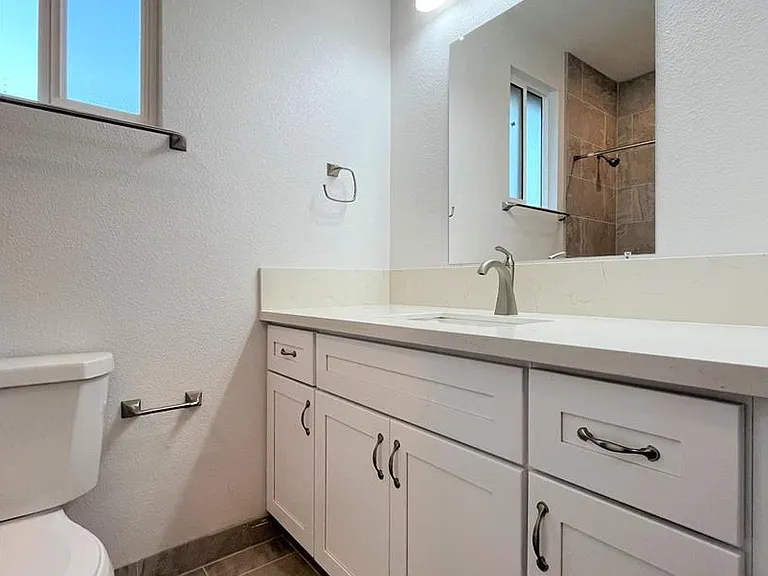 610 Santiago Ave — Photo 5