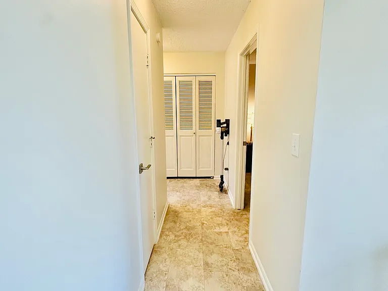 1023 S Western Ave — Photo 6