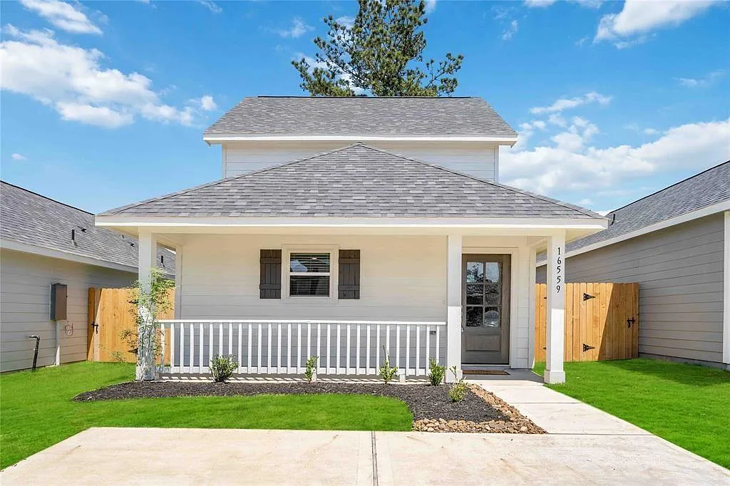 3 bed, 2.0 bath, 1048 sqft, $1,950 — Photo 1