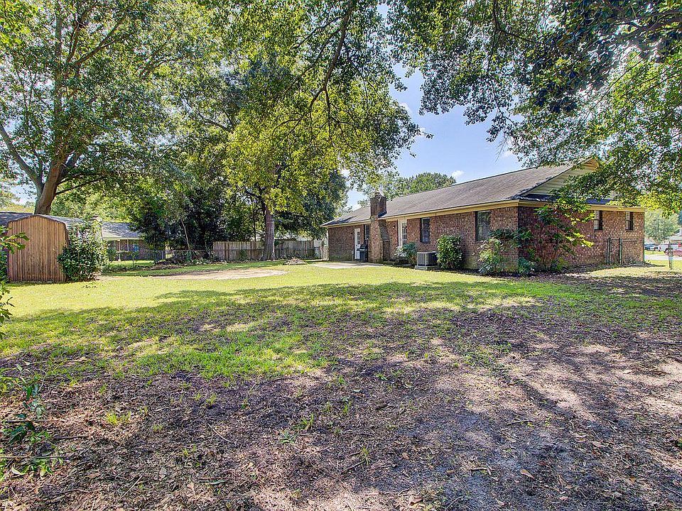 2nd image of 110 Carrie Ln