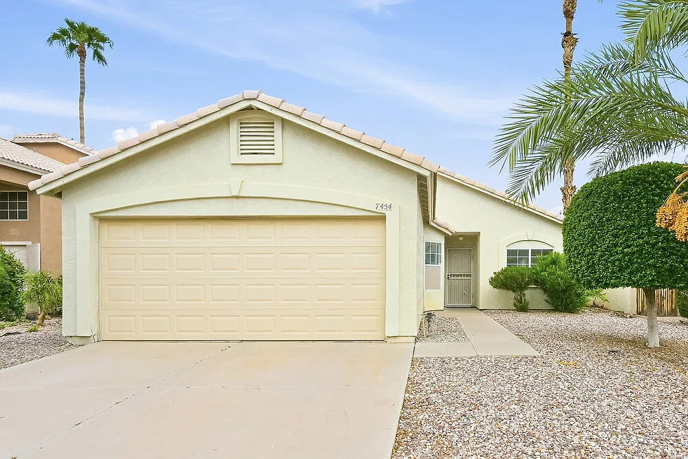 3 bed, 2.0 bath, 1099 sqft, $2,090 — Photo 1