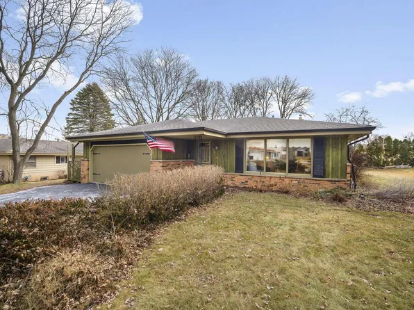 3520 South Russel ROAD, New Berlin, WI 53151