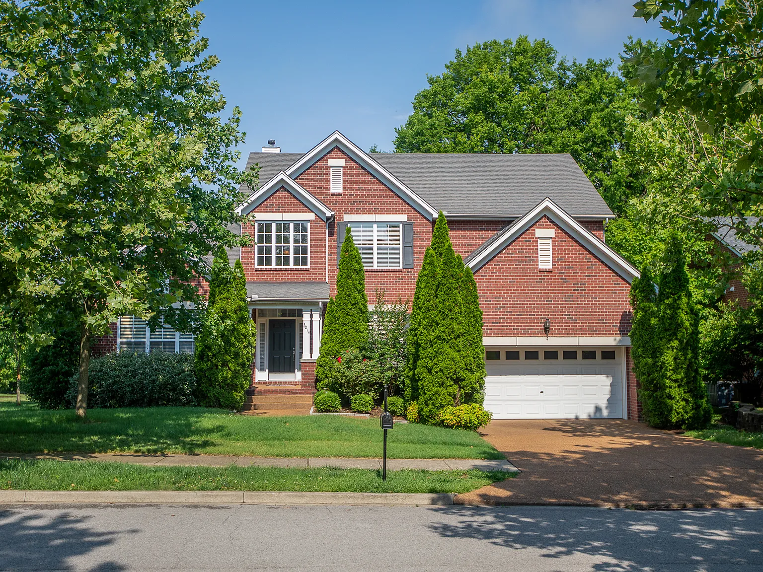 5 bed, 3886 sqft, $4,099 — Photo 2