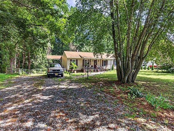 3rd image of 6673 Magnolia Dr