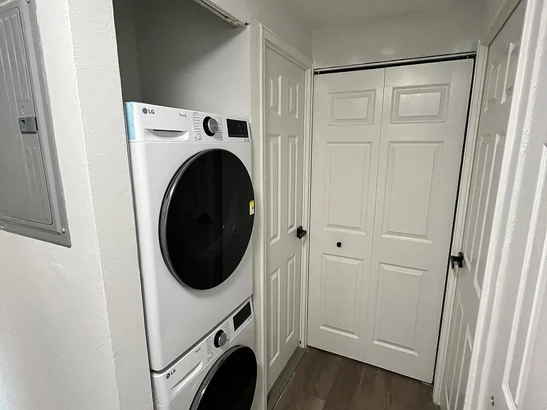 Country Club Apartments — Photo 9