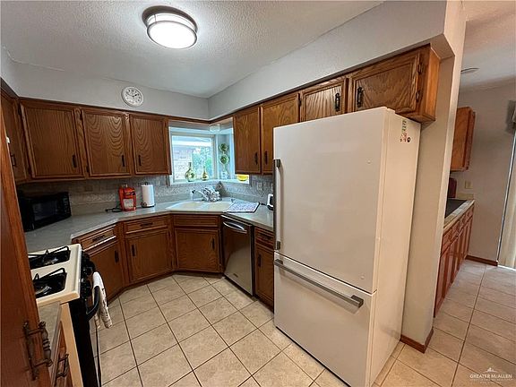 3rd image of 913 Katrin Dr