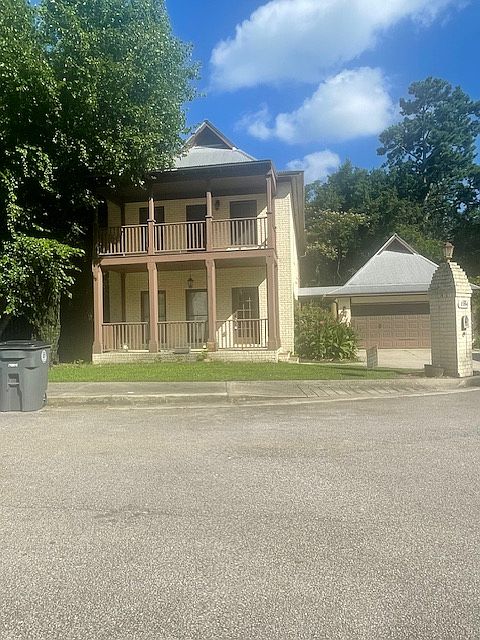 1184 Riverside Terrace with 2 car garage