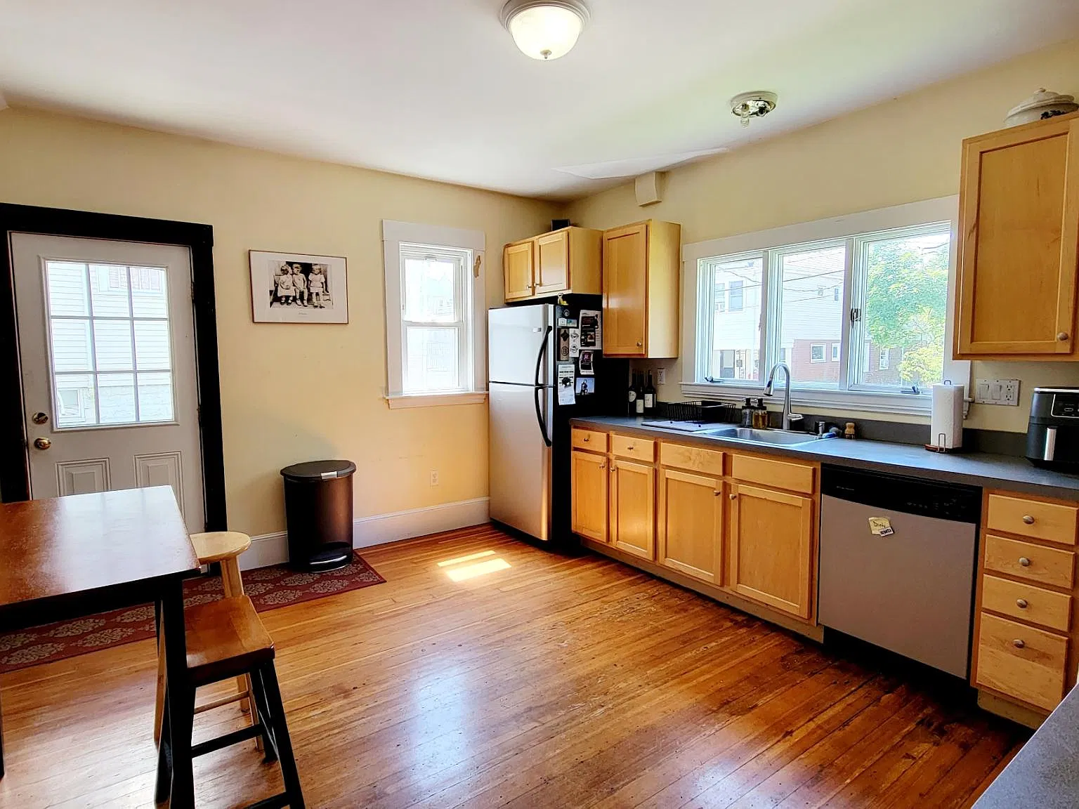 5 bed, 9999 sqft, $6,750 — Photo 3