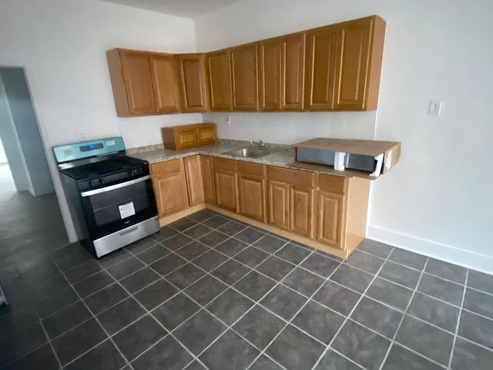 1st image of 3159 Villa Ave Floor 3