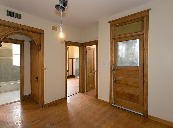 2nd image of 850 N Leavitt St #3