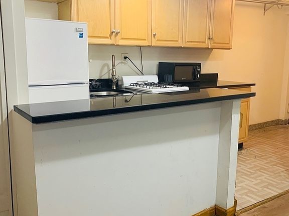 3rd image of 242 E 50th St #B12