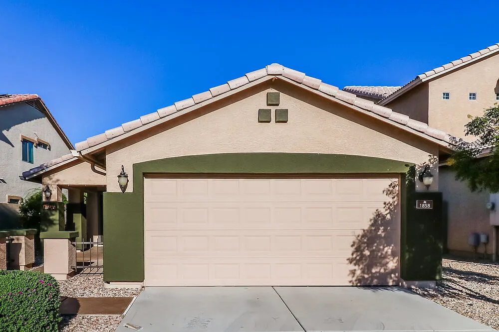 3 bed, 2.0 bath, 1145 sqft, $2,015 — Photo 1