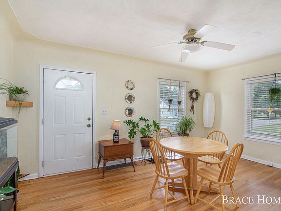 3rd image of 1139 Hollywood St NE
