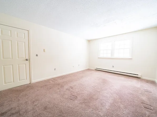 1 Charleston Ave APT 7, Londonderry, NH 03053