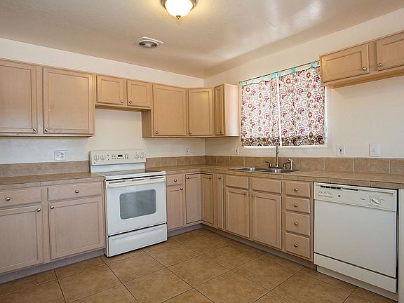 4th image of 4827 E Waverly St