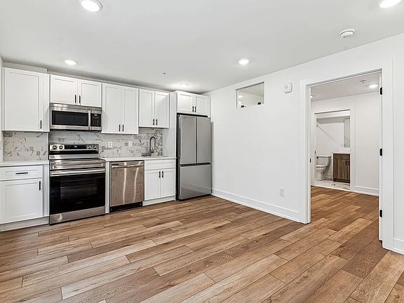 3rd image of 905 Leland St #102