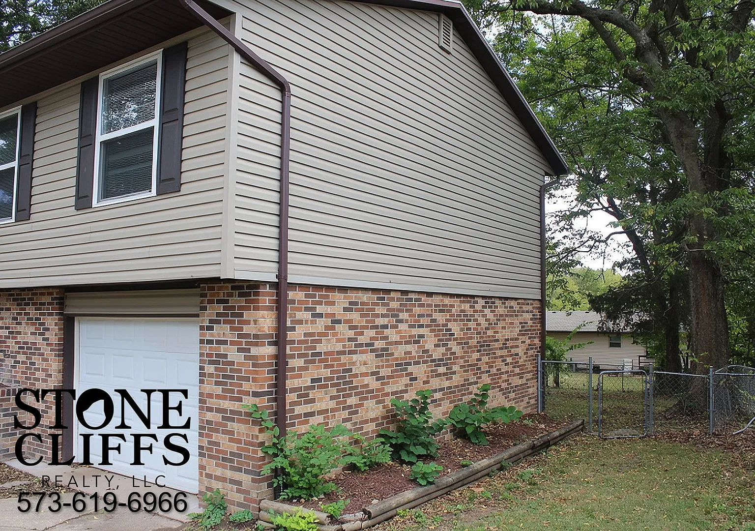 3 bed, 2 bath home with 1 car garage and fenced backyard — Photo 3