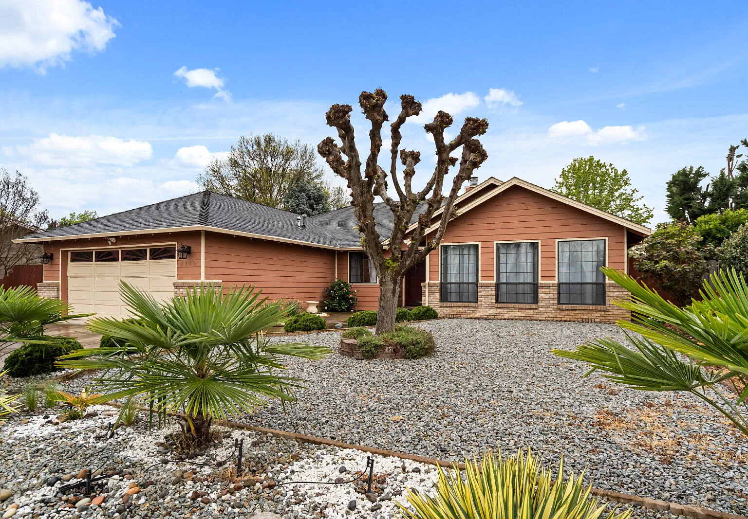 For Rent: Spacious Single Family Home in Medford, Oregon — Photo 1