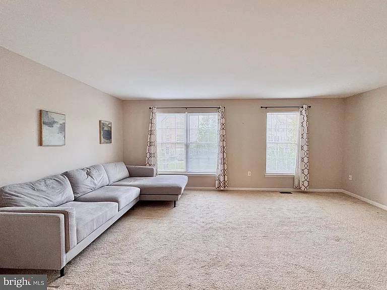 354 N Barrington Ct — Photo 5