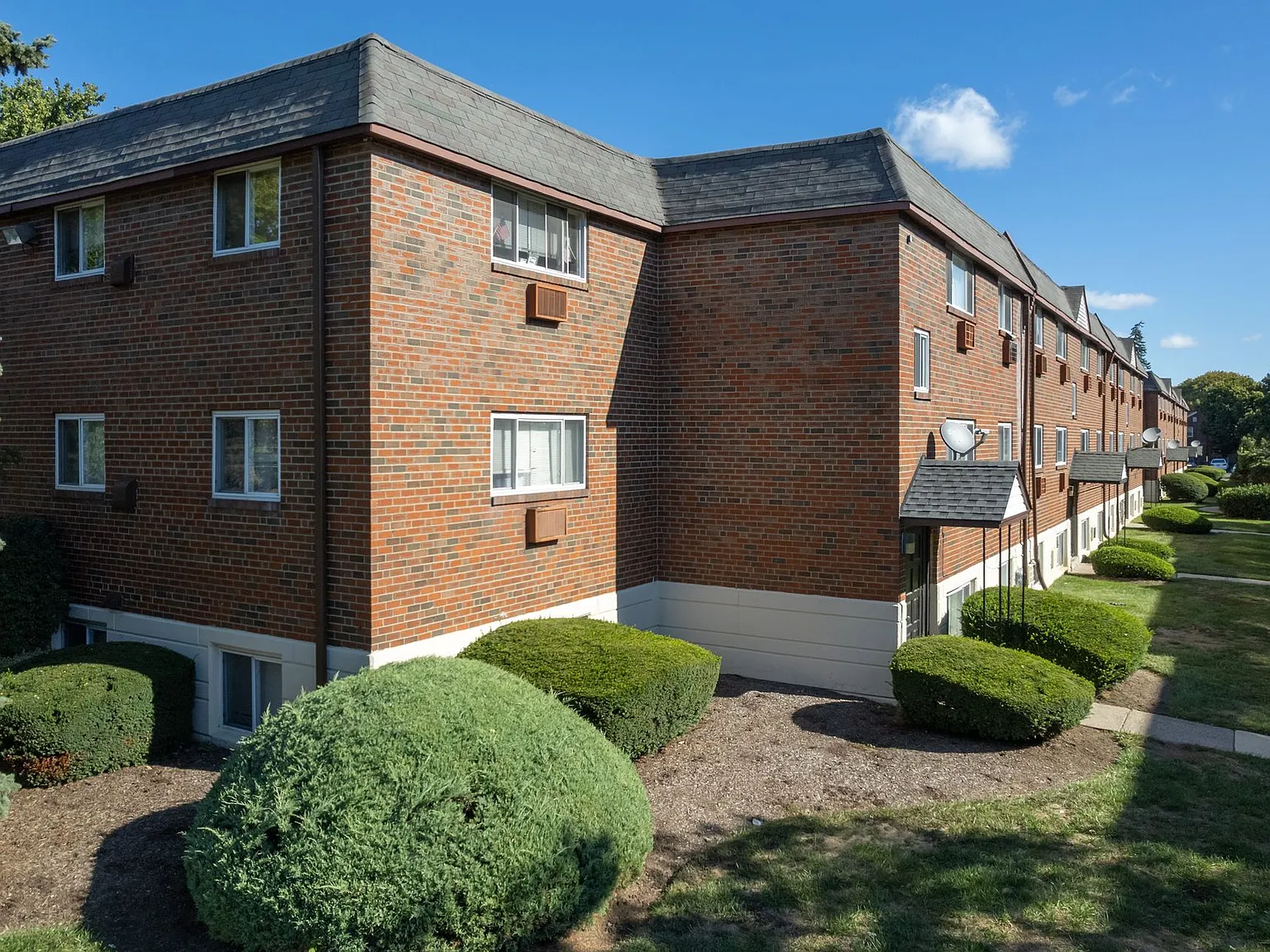 Oakwood Apartments — Photo 1
