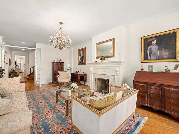 2nd image of 30 W 11th St