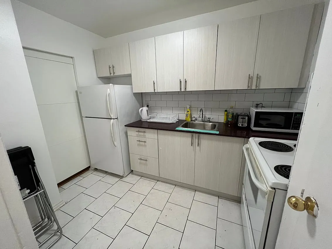 Flex Room with Balcony - Wellesley St E & Parliament St — Photo 2