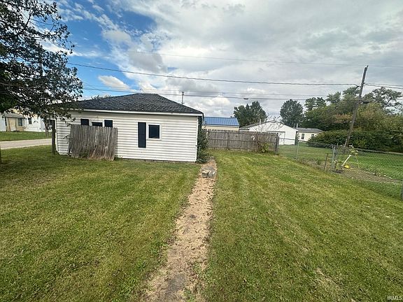 5th image of 822 W Commercial St