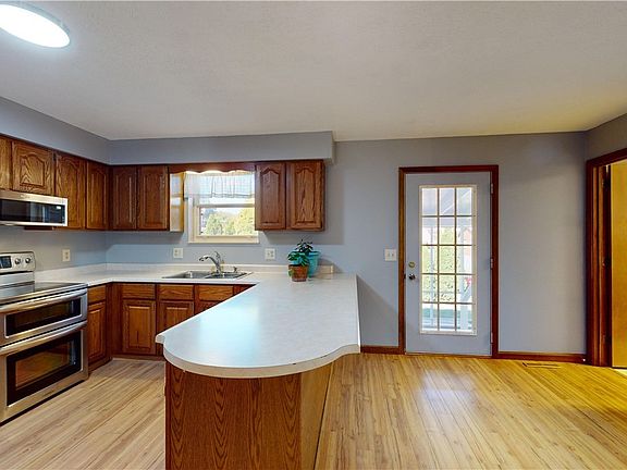 3rd image of 1592 Gene St
