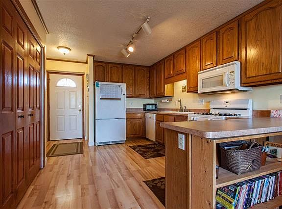 3rd image of 536 Iris Ave