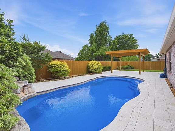 4th image of 2733 Rue Calais Dr
