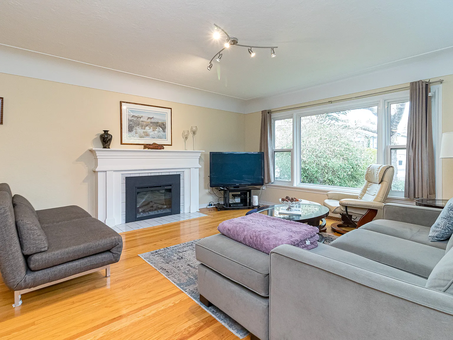 Forrester St, Saanich — Photo 2