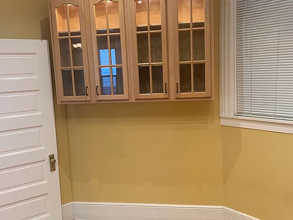 2nd image of 2582 Bush St