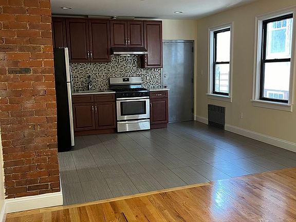 4th image of 180 Willow St #2