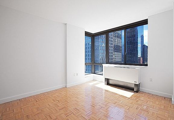 3rd image of 360 W 43rd St APT S22c