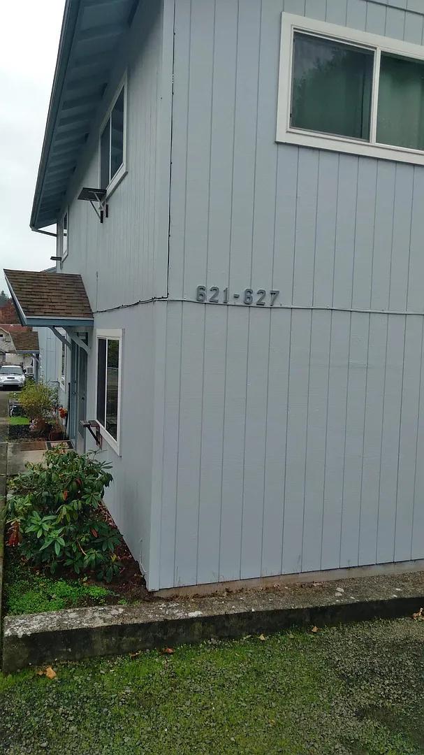 LA-0000 | 621-627 NE Lincoln St. — Photo 2
