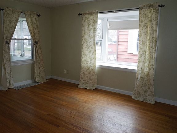 4th image of 2408 Lawndale Ave