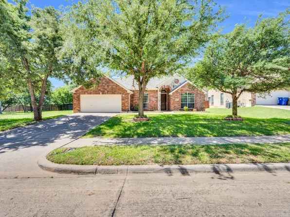 805 Warwick Ct, Kennedale, TX 76060