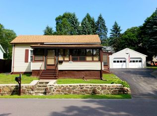 24 Reeder St, Mount Pocono, PA 18344