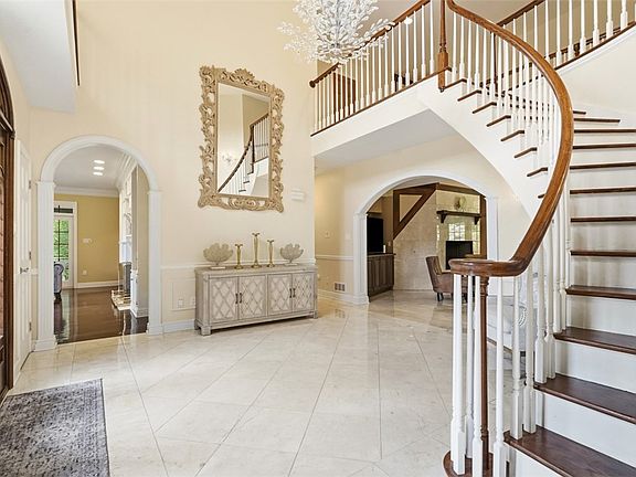 4th image of 105 Lantern Cir