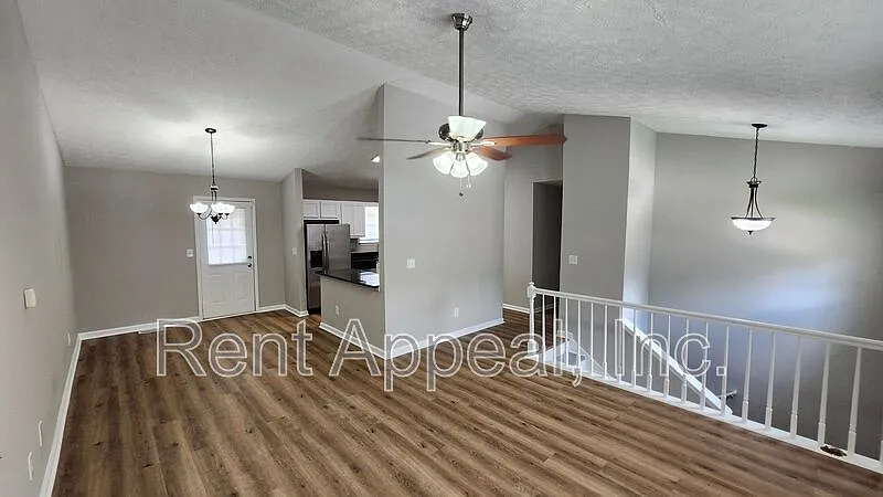 4 bed, 3.0 bath, 1178 sqft, $1,950 — Photo 4