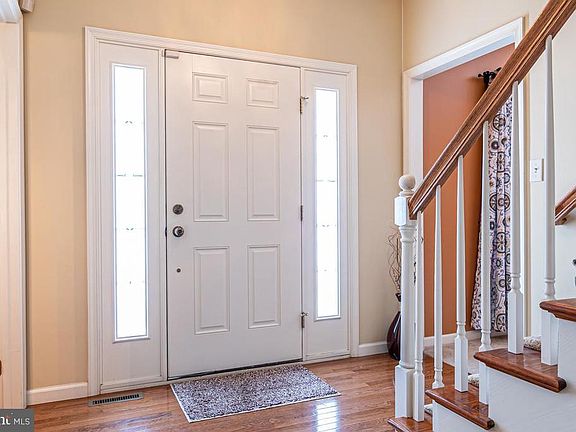 5th image of 215 WHITE OAK CIRCLE