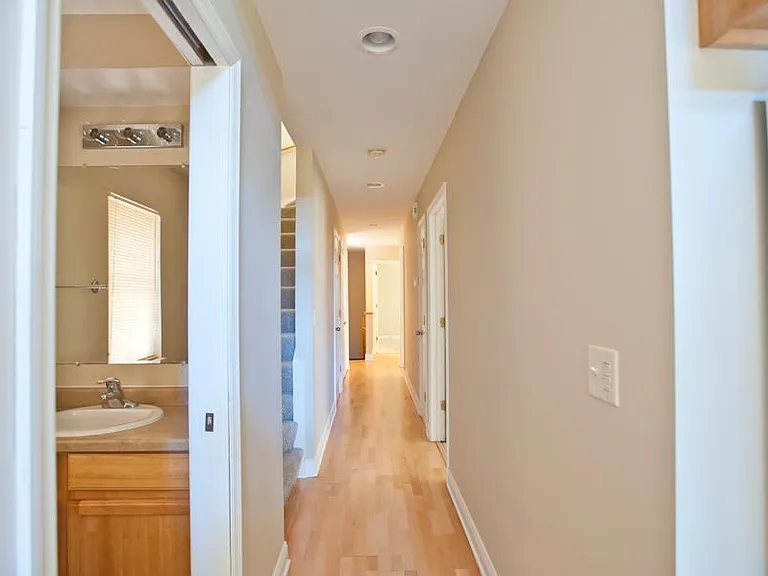 3255 N Oakland Ave #UPPER — Photo 6