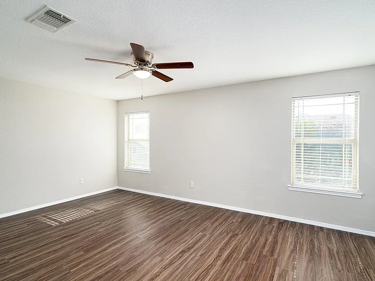 910 Trilby — Photo 16