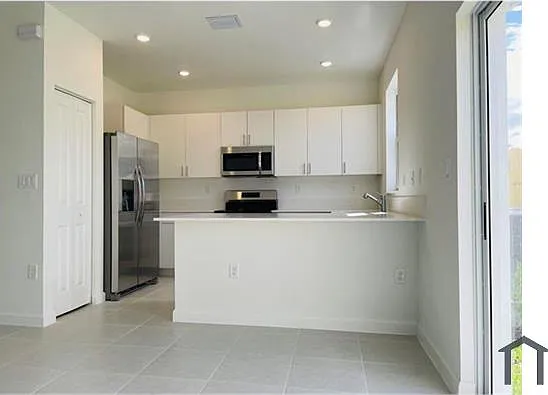 2667 SE 28th Dr — Photo 2