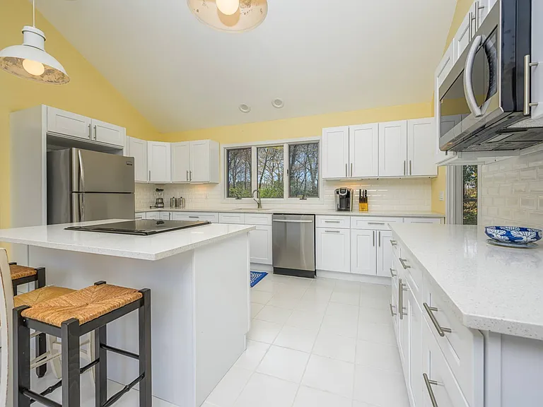 47 Spring Pond Ln — Photo 8