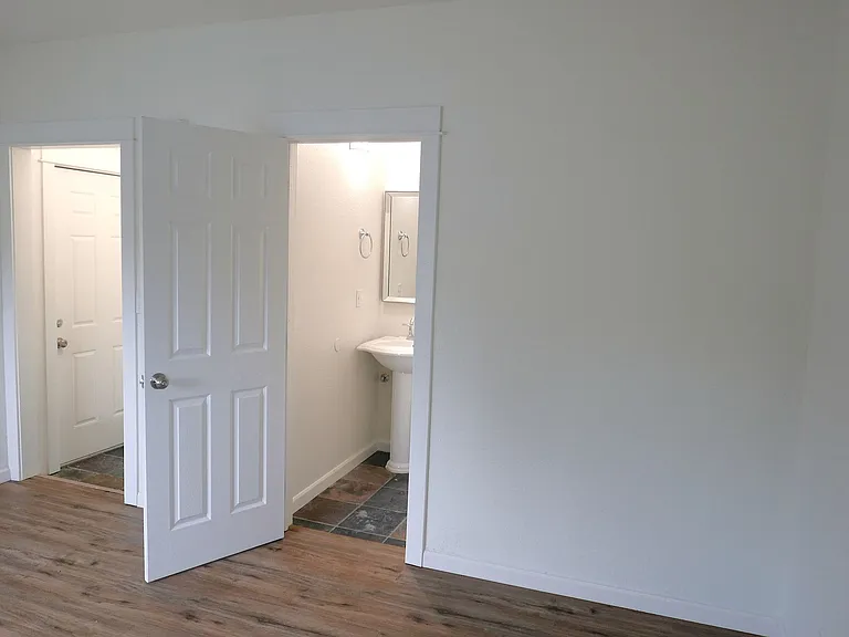 Trees Apartment Available Now — Photo 7