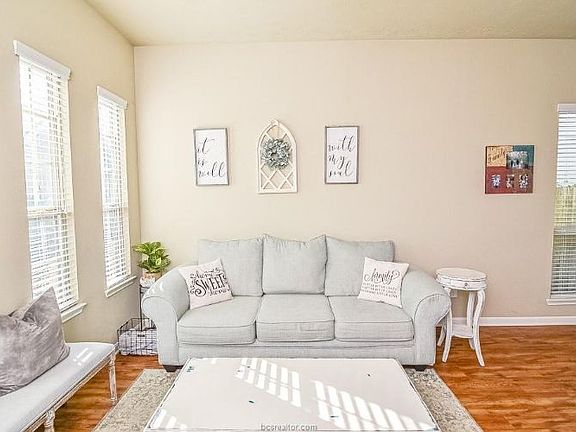 3rd image of 1067 Venice Dr